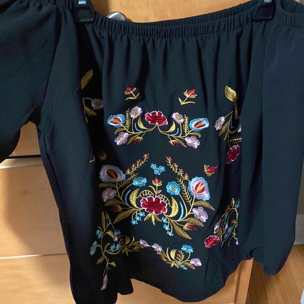 Off the Shoulder Floral Top! 🌹